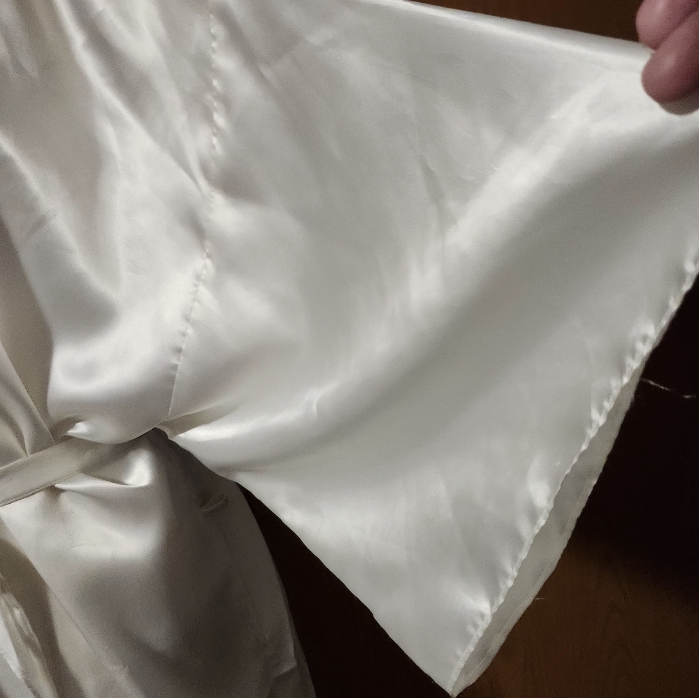 WHITE SATIN ROBE - Picture 4 of 7